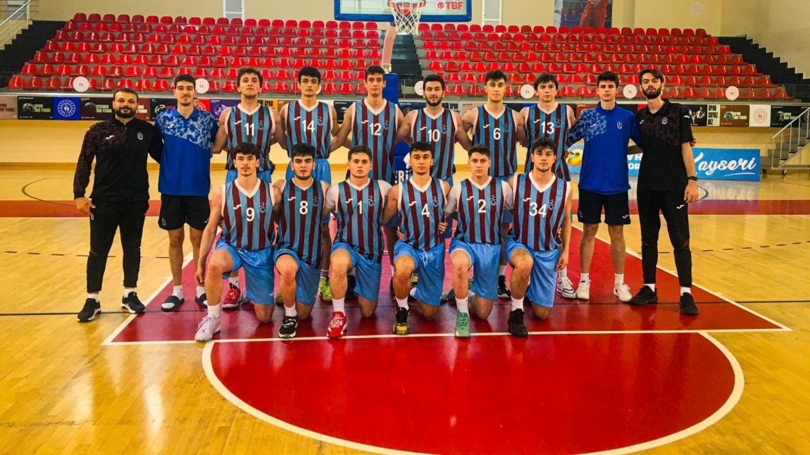 Okulumuz 12 B Sınıfı öğrencimiz Bekir Arda Ekinci nin oynadığı Trabzonspor u18 basket kulübü anadolu şampiyonu oldu.